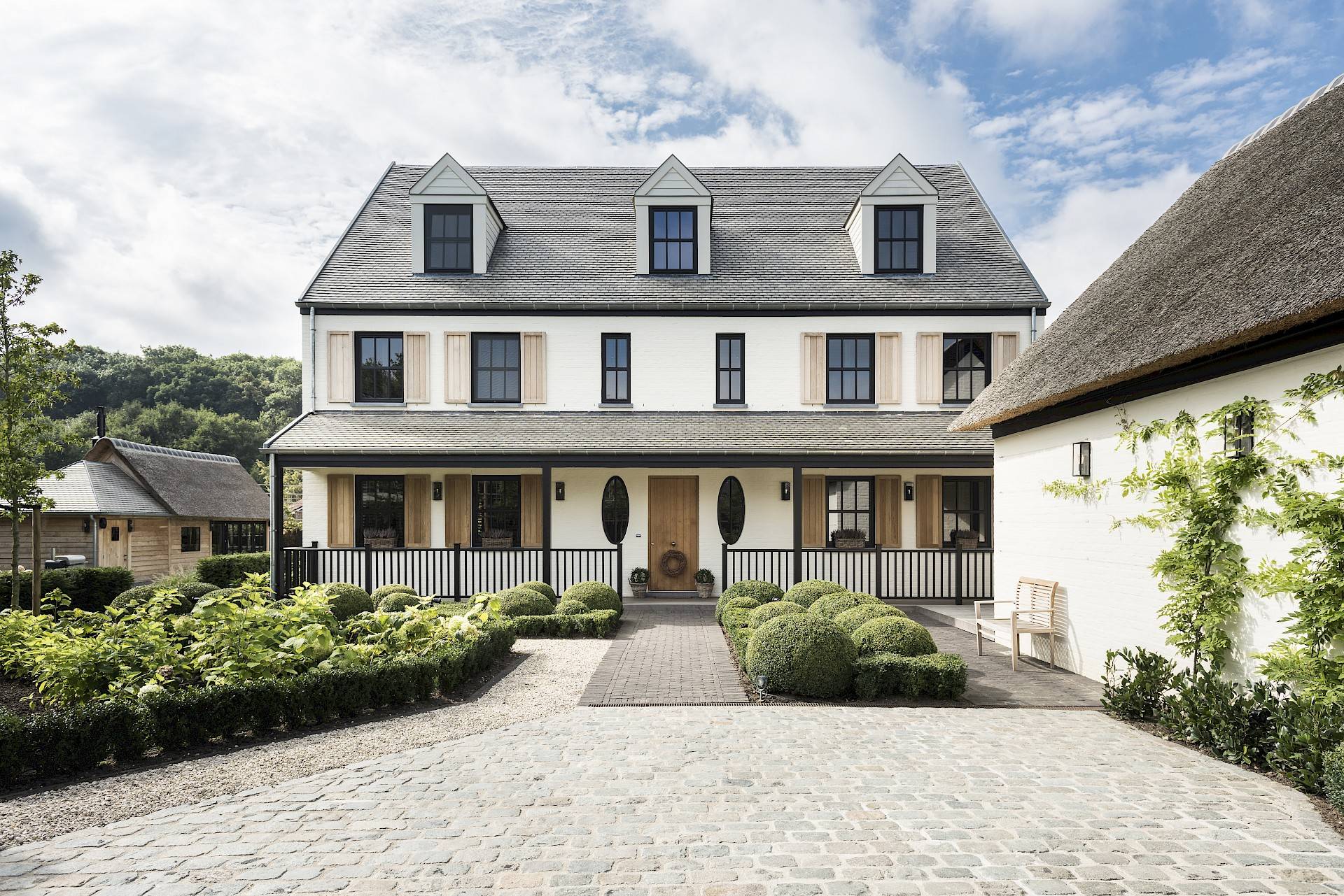 Klassiek-landelijke villa van Mi Casa in massieve houtbouw
