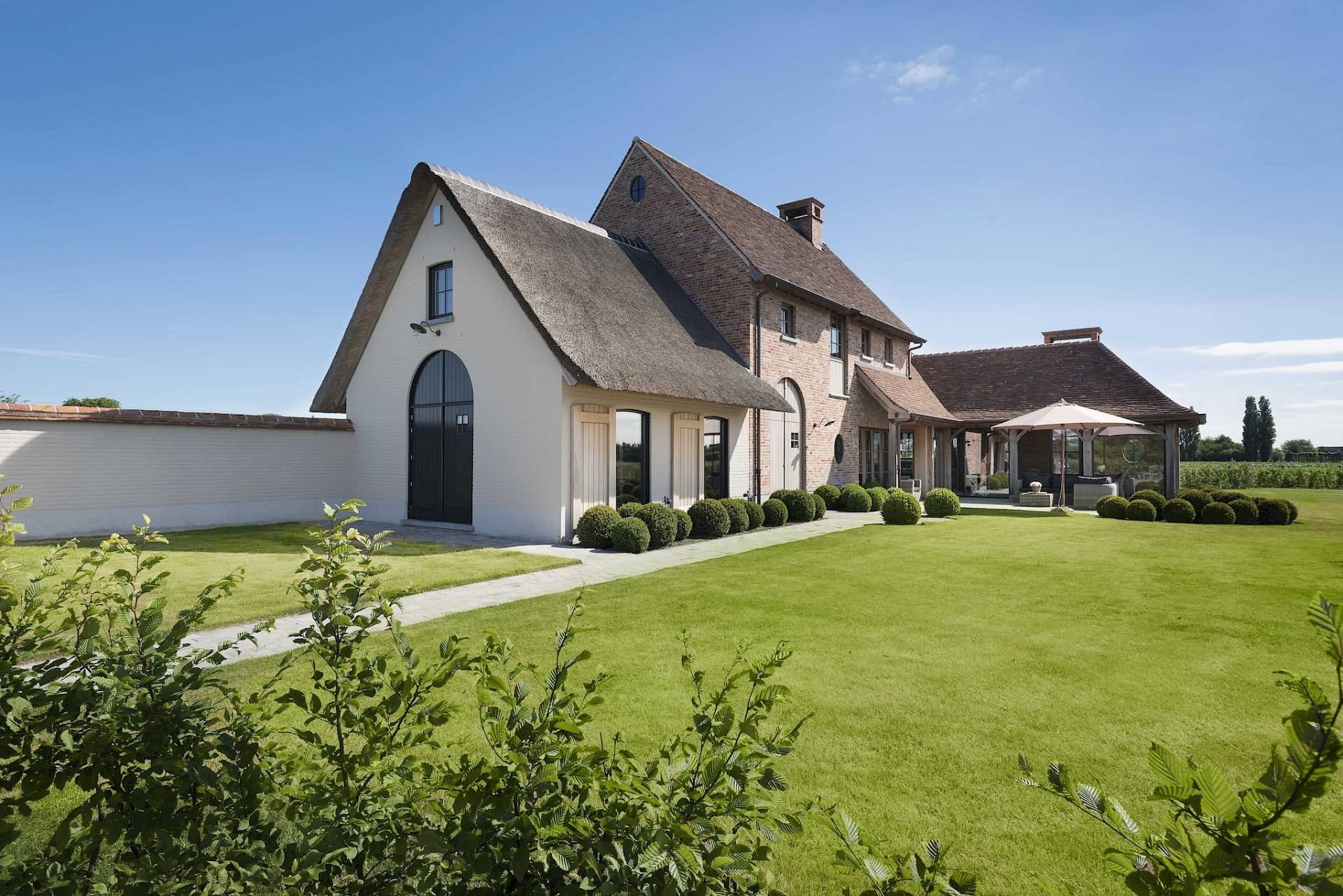 Landelijke villa met rieten dak van Mi Casa in het groen