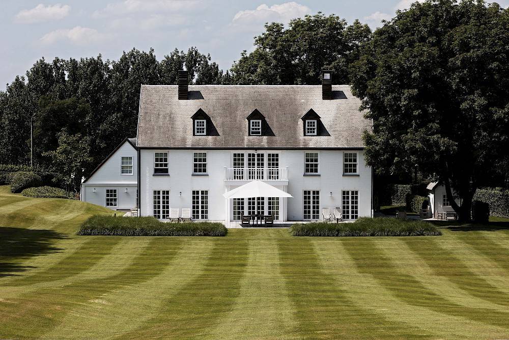 Klassiek wit landhuis van Mi Casa met veranda