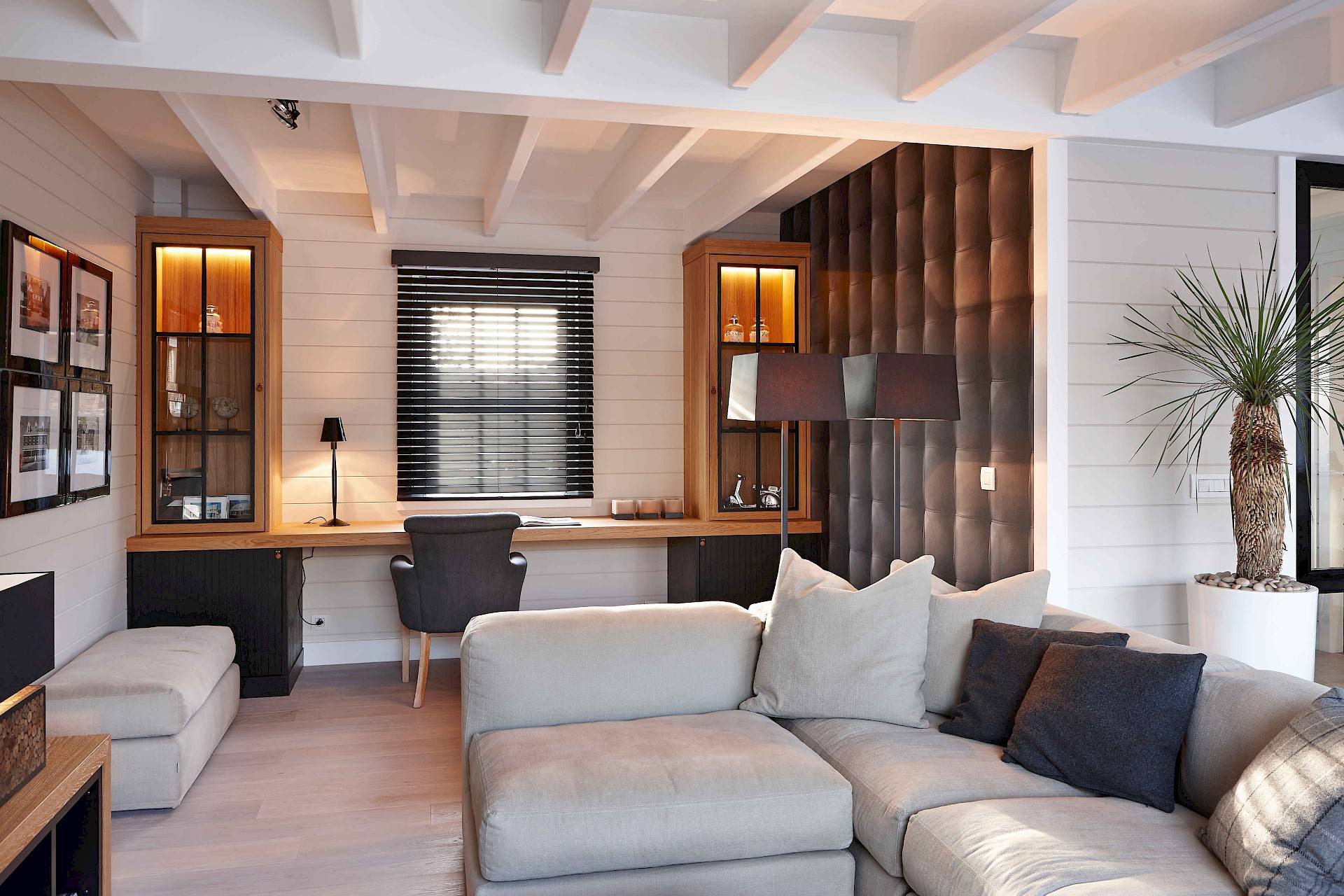Leefruimte van een Mi Casa-woning met houten plafond
