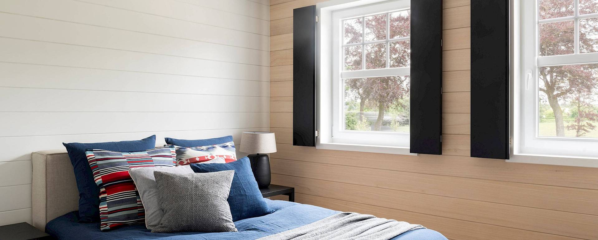Slaapkamer met wand in massief Ayous-hout